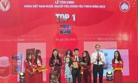 Phó Chủ tịch Ủy ban Trung ương MTTQ Việt Nam Phùng Khánh Tài, Chủ tịch Ủy ban MTTQ Việt Nam TP Hà Nội Nguyễn Lan Hương trao chứng nhận cho các sản phẩm, dịch vụ TOP 1.