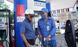 nếu không sử dụng Quỹ Bình ổn giá, có thể giảm từ 800-1.000 đồng một lít đối với xăng E5RON92, và giảm từ 1.000 đồng đến 1.300 đồng một lít với dầu diezen 0.05S.