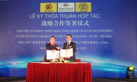 Ông Nguyễn Hoàng, Chủ tịch Hiệp hội Hansiba/ Chủ tịch điều hành Tập đoàn N&G Group cùng Ông Yang Shu Cheng, Chủ tịch Hiệp hội CMA thực hiện ký và trao thoả thuận hợp tác trong sự kiện 