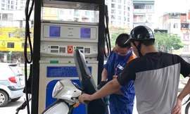 Từ 15h hôm nay, xăng RON95 tăng 604 đồng, lên 12.235 đồng/lít. Ảnh: Như Ý