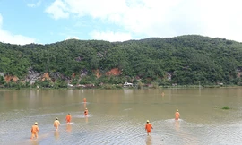 Phú Yên là địa phương có lưới điện bị ảnh hưởng nặng nề nhất trong bão số 6. Tại khu vực Hảo Sơn, huyện Đông Hòa, việc xử lý sự cố rất khó khăn do cột điện gãy đổ bị ngập sâu trong nước. Ảnh: Đình Vỹ.