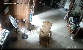 Ảnh chụp từ clip phản ánh vi phạm của 4 công chức thuộc Đội Quản lý thị trường số 8 tỉnh Nghệ An