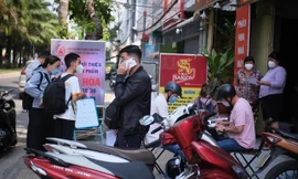 Khách hàng đua nhau mua pháo hoa ở TP.HCM