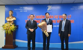 Lãnh đạo Tập đoàn VNPT trao quyết định cho ông Nguyễn Nam Long (đứng giữa)