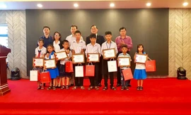 Tặng học bổng, bảo hiểm cho trẻ có người thân bị tai nạn giao thông