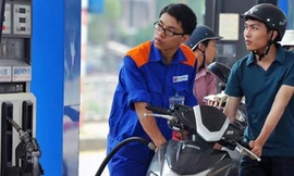 Với mức tăng 300 đồng/lít, giá bán lẻ tối đa của xăng E5 RON92 lên 19.911 đồng/lít 