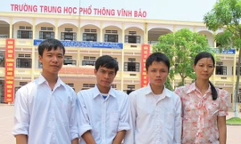 Cô giáo Lan Oanh cùng ba học trò thủ khoa