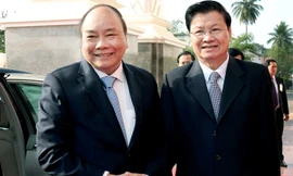 Thủ tướng Nguyễn Xuân Phúc và Thủ tướng Lào Thoonglun Sisulith. (Ảnh: VGP)