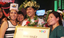 Chủ nhân mới của vòng nguyệt quế 2012 bên người thân Ảnh: Nguyễn Hoài