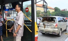 Chiếc xe buýt và chếc xe Toyota Inova sau khi va chạm