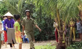 Bé gái bị hãm hại kêu cứu trong lùm sậy