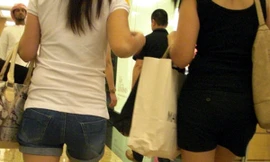 Nhiều người dân UAE, kể cả nước ngoài, phản đối việc phụ nữ nước ngoài ăn mặc mát mẻ như thế này tại các trung tâm mua sắm ở Dubai - Ảnh: CNN