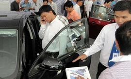 Cấm mua ôtô, xe máy bằng tiền mặt: Câu hỏi lộ trình