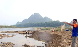 Người dân bức xúc vì từ ngày 2 đến 7.10, dù chưa cấp phép nhưng những người đào vàng đã mang máy móc cày nát bãi sông để tìm vàng mà chính quyền địa phương không ngăn chặn