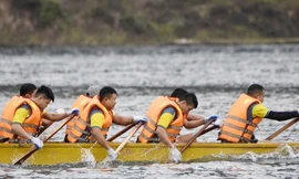 Sôi nổi lễ hội đua thuyền trên sông Đà