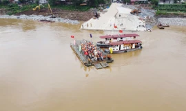 Hình ảnh bộ đội dùng phà quân sự đưa người dân qua sông Hồng 