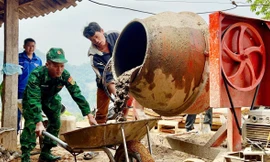 Lính quân hàm xanh chung tay xóa nhà dột nát cho hộ nghèo ở biên giới 