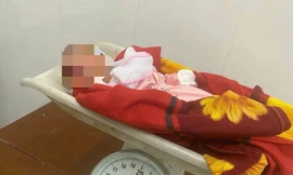 Bé gái sơ sinh bị bỏ rơi ở nhà văn hóa kèm bức thư viết tay nhờ người 'nuôi giúp'