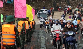 Cầu phao Phong Châu phục vụ người dân xuyên giao thừa Tết Ất Tỵ