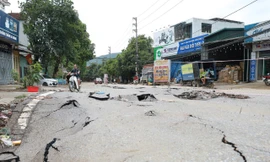 Cận cảnh tuyến đường bị bong, nứt nghiêm trọng sau mưa lớn tại Hoà Bình