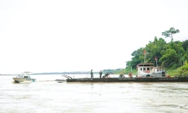 Dùng phà quân sự đưa người dân qua sông thay cho cầu phao Phong Châu