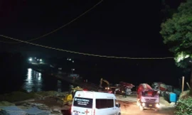 Bộ đội ở cầu phao Phong Châu dừng thi công, dẹp đường cho xe cứu thương đi qua giữa đêm khuya