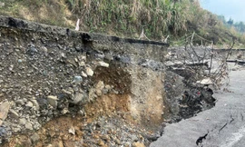 Cận cảnh những đoạn sạt lở nghiêm trọng trên cung đường ven hồ thuỷ điện Hoà Bình