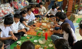 Cơm trưa, chỗ nghỉ miễn phí: Nghĩa tình mùa thi từ vợ chồng vùng núi