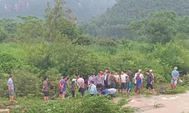 Gần 100 người tìm kiếm cô gái mất tích do mưa lũ ở Hoà Bình