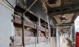 Hình ảnh đáng sợ ở khu tập thể được 'xếp hạng' nguy hiểm tại thành phố Hoà Bình