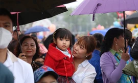 Bất chấp mưa giông, hàng nghìn người đổ về xem đua thuyền rồng trên Đất Tổ