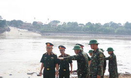 Thiếu tướng quân đội tới kiểm tra cầu phao Phong Châu