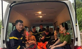 Giải cứu 11 học sinh mắc kẹt khi đi tắm suối