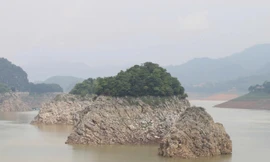 Hồ thủy điện Hòa Bình cạn bất thường, mực nước xuống thấp kỷ lục