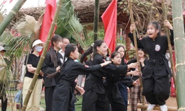 Tưng bừng không khí lễ hội ở hội trại trên Đất Tổ