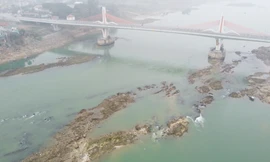 Hình ảnh sông Lô trơ đáy, lộ nhiều bãi đá ngầm