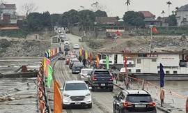 Cầu phao Phong Châu sẵn sàng phục vụ người dân qua sông Hồng 