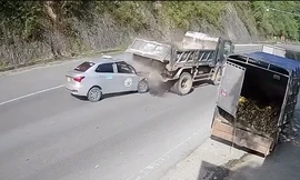 Xe con lao vào xe tải đi lùi, một người tử vong tại chỗ