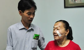 Cô gái hóa bà lão đang dần trẻ lại