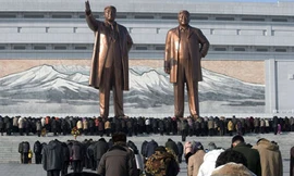 Người dân CHDCND Triều Tiên cúi đầu trước tượng đài hai lãnh tụ kính yêu