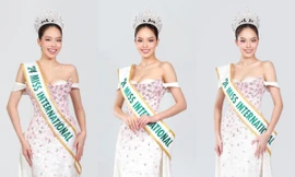 Miss International 2024 Thanh Thủy ở vị trí trung tâm bên cạnh các Hoa hậu thuộc Big 5