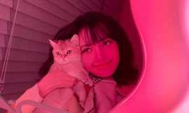 Đến lượt Lisa đăng ảnh selfie với chiếc gương đắt giá y chang Jisoo, hoá ra đây quà tặng