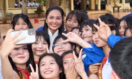 Hoa hậu H’Hen Niê diện áo dài trắng tham dự kỷ niệm 25 năm thành lập trường cũ