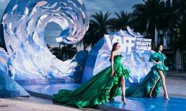 Màn catwalk đôi mãn nhãn của cặp "chị em Hoa hậu" Đỗ Thị Hà - Thanh Thủy 