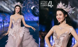 Á hậu Phương Nhi catwalk cực mượt trong thiết kế "nàng tiên cá" cồng kềnh