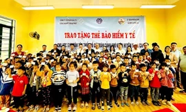Hàng trăm học sinh nghèo Lào Cai được tặng thẻ Bảo hiểm Y tế