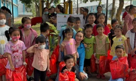 Hoa hậu Thùy Tiên cùng Hội đồng Đội TƯ trao sân chơi cho trẻ em tại miền Tây
