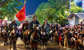 Hàng nghìn người hò reo cổ vũ Cảnh sát cơ động kỵ binh biểu diễn đêm 30/4 