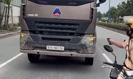 Cảnh sát rút súng truy đuổi xe vi phạm như phim; Hồ thủy lợi lớn nhất Việt Nam xả nước 1 tuần