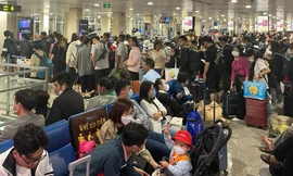 Vạ vật ở sân bay từ nửa đêm tới sáng vì delay; Vội mai táng người đàn ông tử vong bất thường